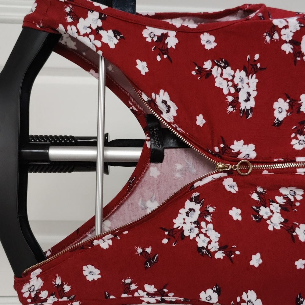 Red tanktop - Picture 6 of 11